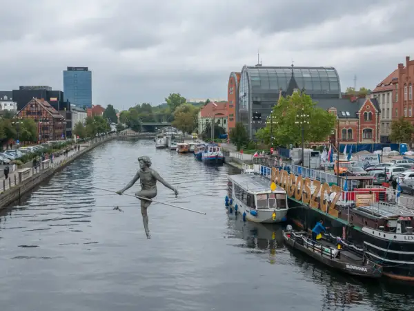 Bydgoszcz oferuje nietypowe atrakcje, jak rzeźba na linie nad Brdą, statki i zabytkowa zabudowa.
