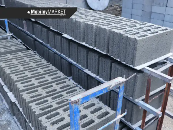 Duże stosy pustaków na fundamenty, gotowe do budowy. Sprawdź, ile bloczków na fundament potrzebujesz!