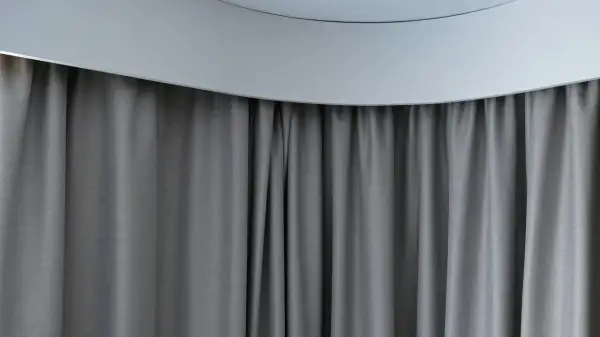 Szare zasłony pięknie maskują karnisz, tworząc elegancką i spójną całość.