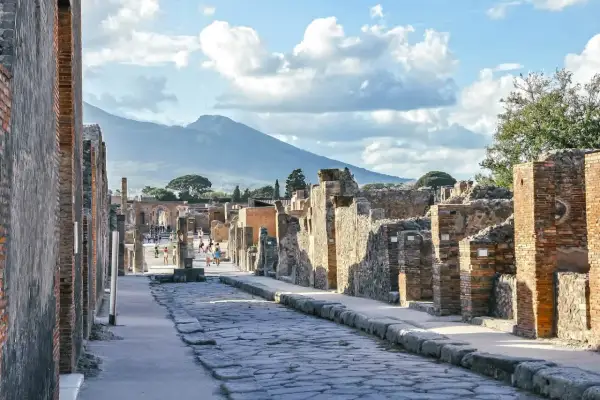 Spacerem po starożytnych ulicach Pompejów, podziwiając ruiny i wulkan w tle. Niezapomniane zwiedzanie Pompejów.