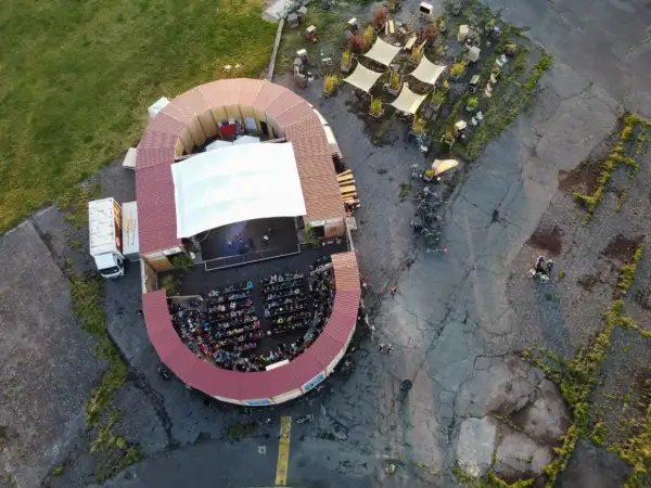 Open-air-Bühne in Berlin mit Publikum, perfekt für einen entspannten Christi Himmelfahrt.