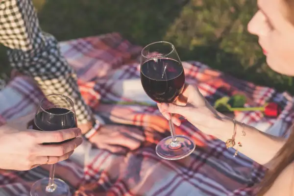 Czy można pić alkohol podczas okresu - poznaj prawdę i zagrożenia
