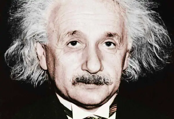 Portret Alberta Einsteina z charakterystyczną fryzurą i wąsami. Choć nie ma dokładnych danych, ile iq ma Einstein, jego geniusz jest niezaprzeczalny.