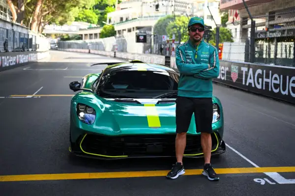 Fernando Alonso posa junto a un Aston Martin verde en Mónaco. ¡Las últimas noticias de Fernando Alonso siempre nos traen sorpresas!
