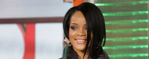 Rihanna z charakterystycznym makijażem oczu i fryzurą, przypominającą okładkę singla "Umbrella".