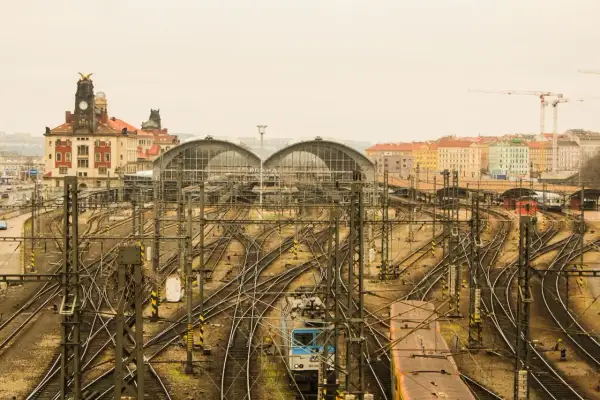 Skomplikowana sieć torów kolejowych na dworcu w Pradze, gdzie czeski rozkład jazdy pociągów jest kluczowy dla sprawnego ruchu.