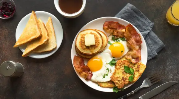 Colazioni proteiche veloci: uova, bacon, pancake e toast per iniziare la giornata con energia.