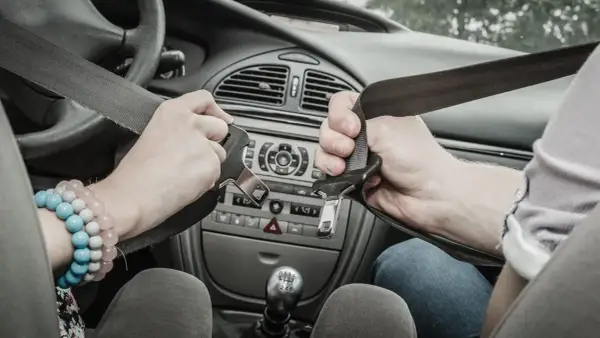 Jak zbudowany jest pas bezpieczeństwa i dlaczego jest kluczowy dla bezpieczeństwa?