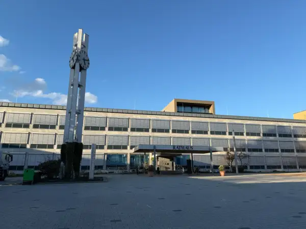 Ein modernes Rathaus mit einem markanten Uhrenturm, bereit für die städtischen Veranstaltungen heute.