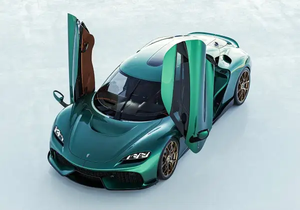 En grön Koenigsegg bil med dörrarna uppåt, redo för en tur.