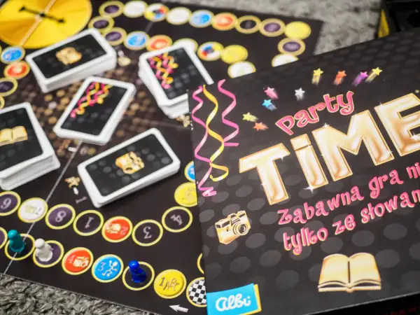 Karty do gry "Party Time" - idealne na najlepsze gry imprezowe. Zabawna gra słowna dla każdego!