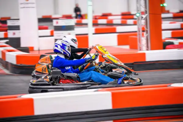 Dzieci ścigają się gokartami na torze wyścigowym Warszawa.