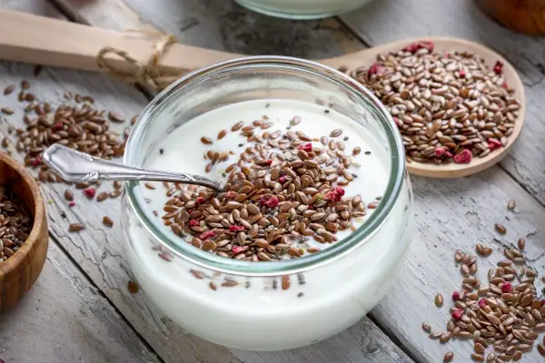 Yogurt con semi di lino e frutta disidratata, un modo salutare per iniziare la giornata. Scopri come usare semi di lino per una colazione nutriente.