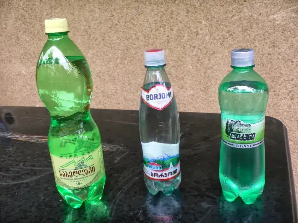 Trzy butelki gruzińskiej wody: Borjomi, Nabeglavi i Likhani.