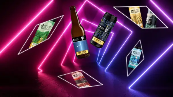Diverse birre artigianali OSTE, tra cui una IPA e una sour, fluttuano tra luci al neon. Quale sarà la birra più buona?
