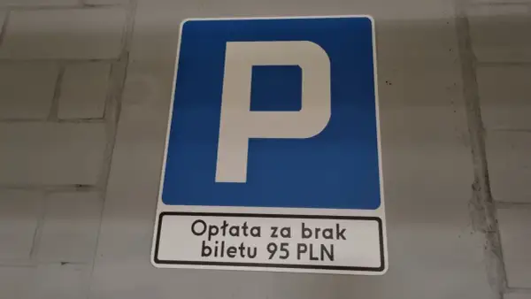 Znak parkowania z informacją o opłacie 95 PLN za brak biletu. Uważaj, by nie dostać mandatu za parkowanie!