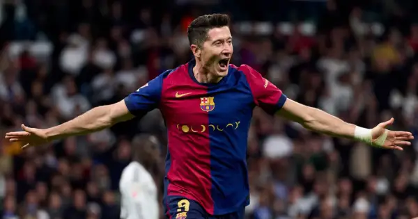 Robert Lewandowski w barwach Barcelony, z otwartymi ramionami, świętuje bramkę. Więcej informacji o jego karierze znajdziesz tutaj.
