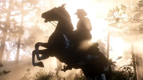 Jeździec na koniu wznoszącym się na tylne nogi, w lesie o wschodzie słońca. Niesamowita grafika z Red Dead Redemption 2 PS5 60fps.