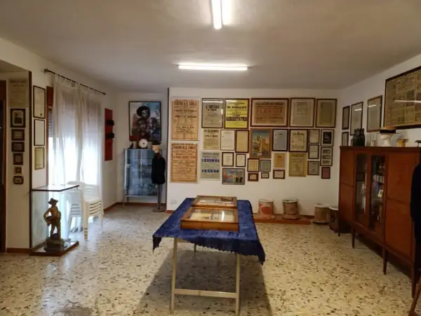 Interno del museo di Napoli, collezione Bonelli, con locandine teatrali d'epoca alle pareti e vetrine espositive.