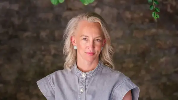 Anna Wikland, med blont hår och gnistrande örhängen, ler mot kameran.