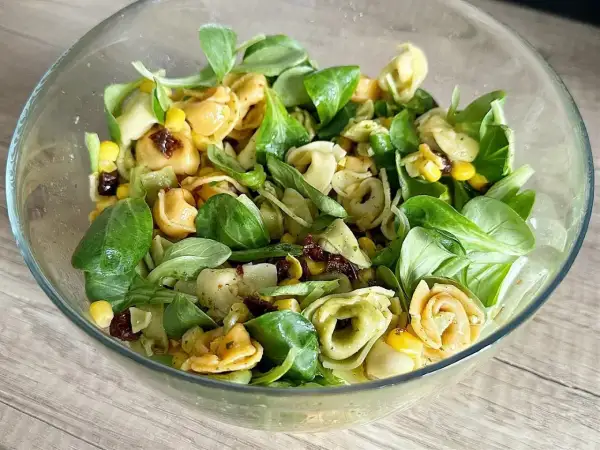 Pyszna sałatka z tortellini, kukurydzą i suszonymi pomidorami. Idealna na letni obiad, to najlepsza sałatka z tortellini!