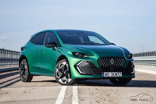 Nowe Renault Clio w zielonym kolorze prezentuje się dynamicznie na drodze.