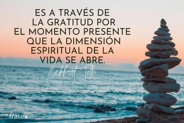 Torre de piedras en la playa al atardecer, con la frase "Es a través de la gratitud por el momento presente que la dimensión espiritual de la vida se abre." Eckhart Tolle. Frases profundas.