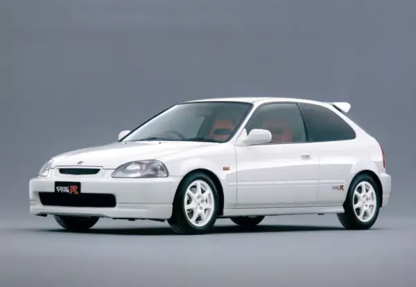 Biały Honda Civic EK9 z czerwonymi fotelami, sportowym spojlerem i felgami. Ikona tuningu.