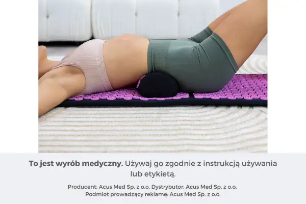 Osoba leży na macie akupresurowej z wałkiem pod odcinkiem lędźwiowym, łagodząc ból kręgosłupa lędźwiowego przy leżeniu.