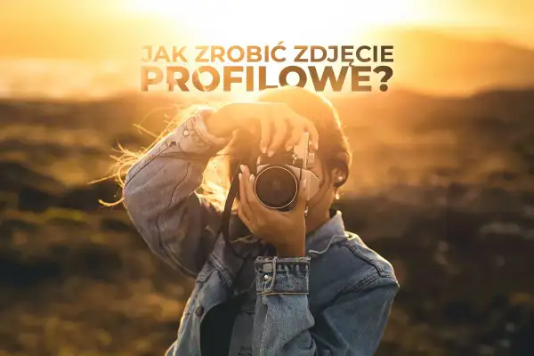 Kobieta w dżinsowej kurtce robi zdjęcie aparatem na tle zachodzącego słońca. Tekst: "Jak zrobić zdjęcie profilowe?".
