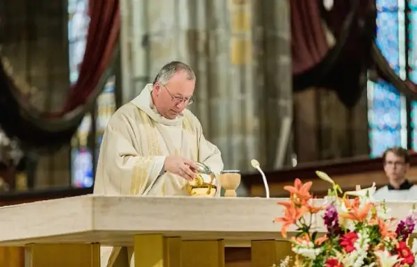 Co mówi ksiądz na mszy? Odkryj kluczowe modlitwy i ich znaczenie