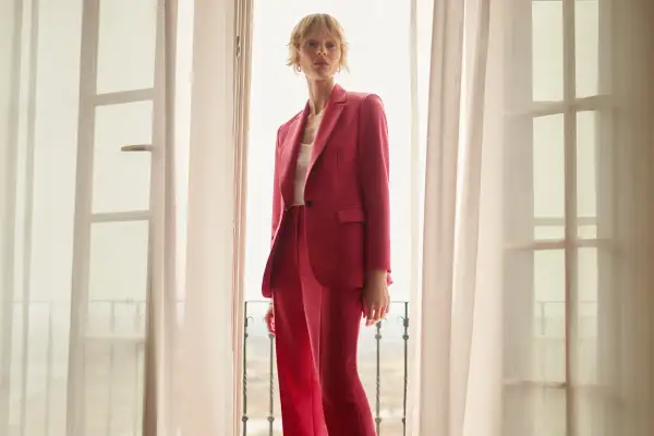 Strój matki chrzestnej na chrzciny: elegancja, zasady i modne inspiracje