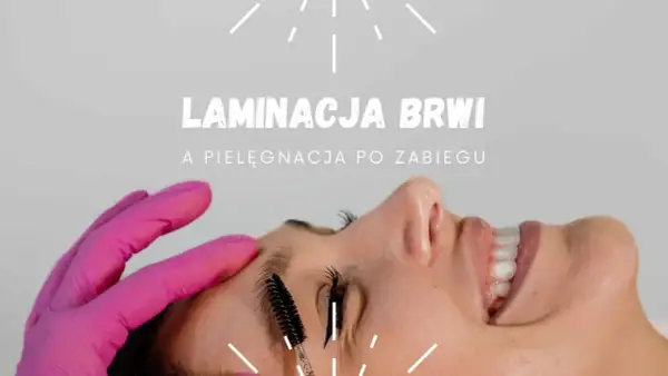 Zalecenia po laminacji brwi: pielęgnacja i stylizacja. Dłoń w różowej rękawiczce czesze brwi szczoteczką.