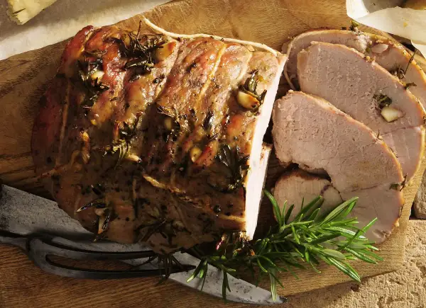 Soczysta pieczona jagnięcina z rozmarynem i czosnkiem, idealna na obiad. Przepis Ani Gotuje.
