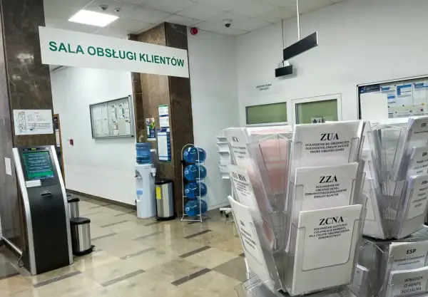 W sali obsługi klienta rp7, obok dystrybutora wody, stoją stojaki z formularzami ZUS.