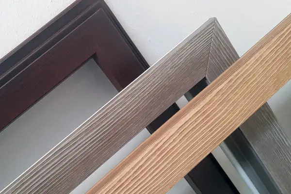 Cornici con finitura effetto legno in varie tonalità. Si può verniciare il PVC per personalizzare questi profili.