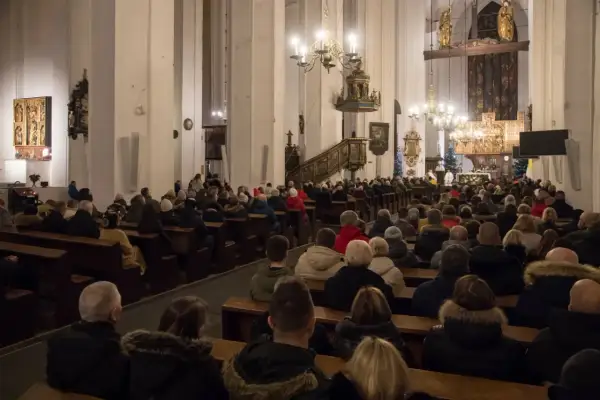 W kościele tłum wiernych siedzi na ławkach. Msza 30 listopada.
