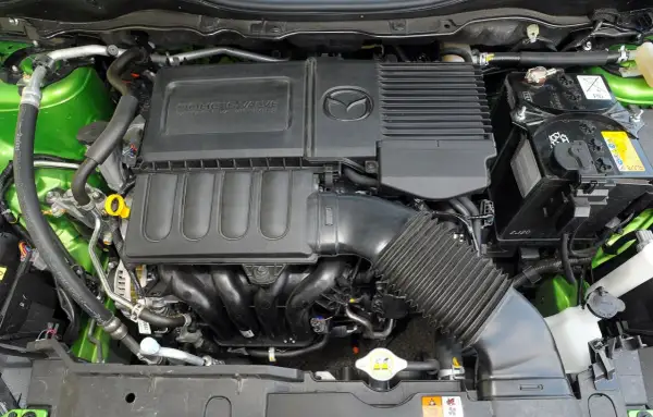 Silnik DOHC 16-zaworowy z systemem zmiennych faz rozrządu w zielonej Mazda 2 2008.