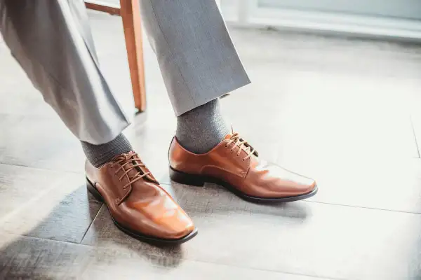 Eleganckie, brązowe, skórzane buty męskie. Dowiedz się, jak wyczyścić skórzane buty, by wyglądały jak nowe.