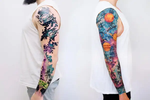 Zwei Arm-Sleeves mit Weltraum-Motiven: links abstrakt, rechts mit Planeten und Bäumen.