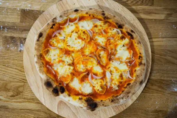 Ile gram ciasta na pizzę 32 cm? Odpowiednia waga dla idealnej pizzy