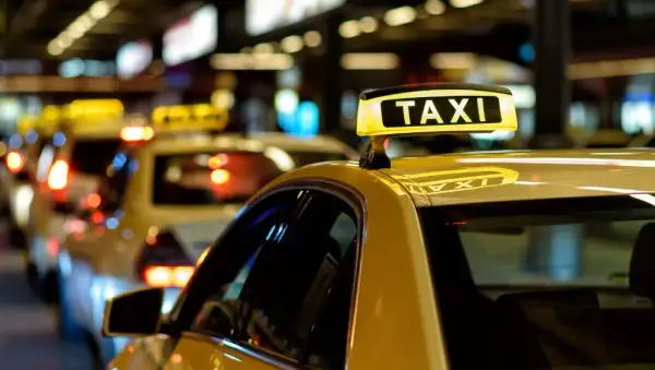 Ile kosztuje taxi z lotniska Chopina na dworzec Zachodni? Sprawdź ceny!