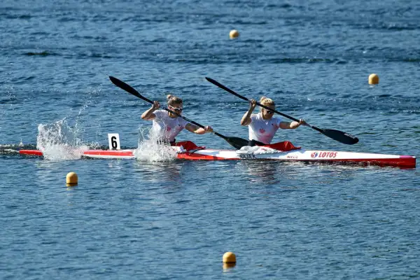 Kajakarstwo sportowe: Odkryj emocje i korzyści zdrowotne tej dyscypliny