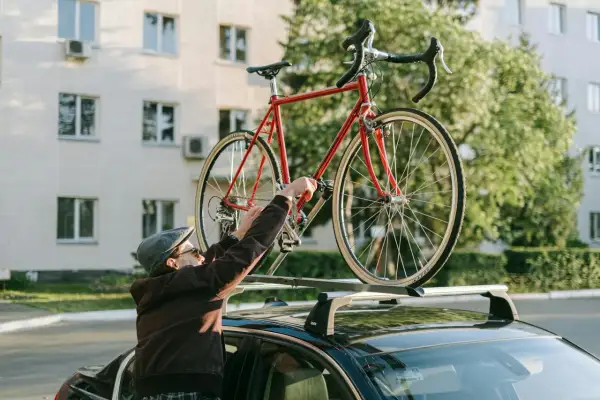 Bagażniki dachowe - jak wybrać idealne rozwiązanie do aktywnej podróży?