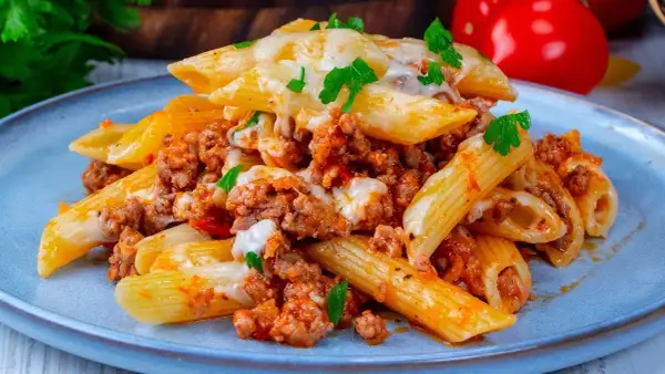Szybki przepis na makaron penne z mięsem mielonym, który zaskoczy smakiem