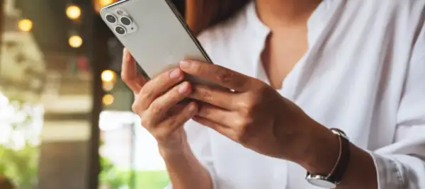 Jak podłączyć iPhone'a do telewizora bezprzewodowo - proste kroki i porady