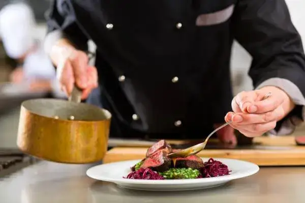Comment réussir une pièce de boeuf grillée parfaite avec sauces et accompagnements