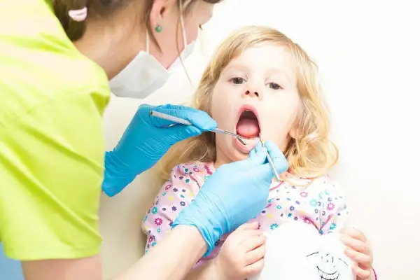 Kiedy pierwsza wizyta u dentysty z dzieckiem, aby uniknąć lęku i problemów