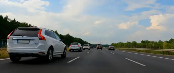 Jaką odległość między samochodami na autostradzie zachować, by uniknąć mandatu?