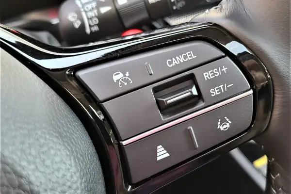 Czym jest cruise control w samochodzie i jak działa? Poznaj korzyści i rodzaje tempomatu